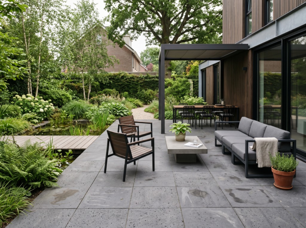 Strak terras met grote antracietgrijze betontegels
