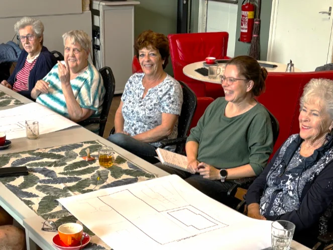 Andra Nijenhuis in gesprek met buurtbewoners over het ontwerp van een buurttuin