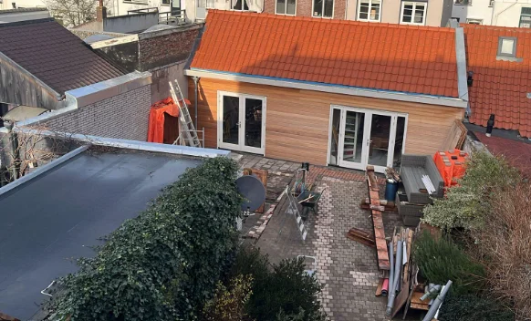 Situatie voor de tuinaanleg met het nieuw geplaatste bijgebouw achterin de tuin